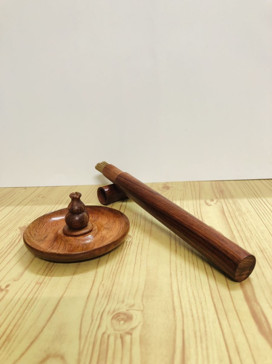 Nhang Trầm Đốt Trên Dĩa Hồ Lô